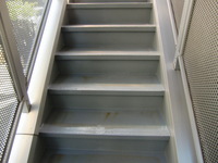 階段のノンスリップも外し、
鉄部等塗装します。