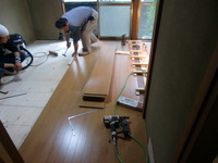 フロアーを貼って、床は終了です。
今回大工、担当は鳴島さんでした。ご苦労さまです。