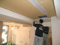 内装工事です。
壁・天井にビニールクロス、床にタイルカーペット
を貼ります。