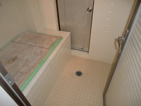 タイルが貼り上がって、シャワーや鏡を付ければ風呂場は完成です。