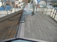 屋根・外壁を、ていねいに高圧洗浄機で洗います。
屋根のコケがすごいです。