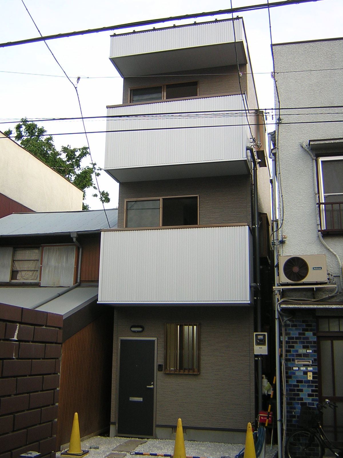 世田谷区13坪の敷地に建つ 木造3階建て住宅